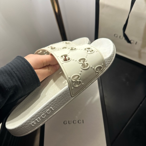 Great white GG Gucci slides - Picture 2 of 3